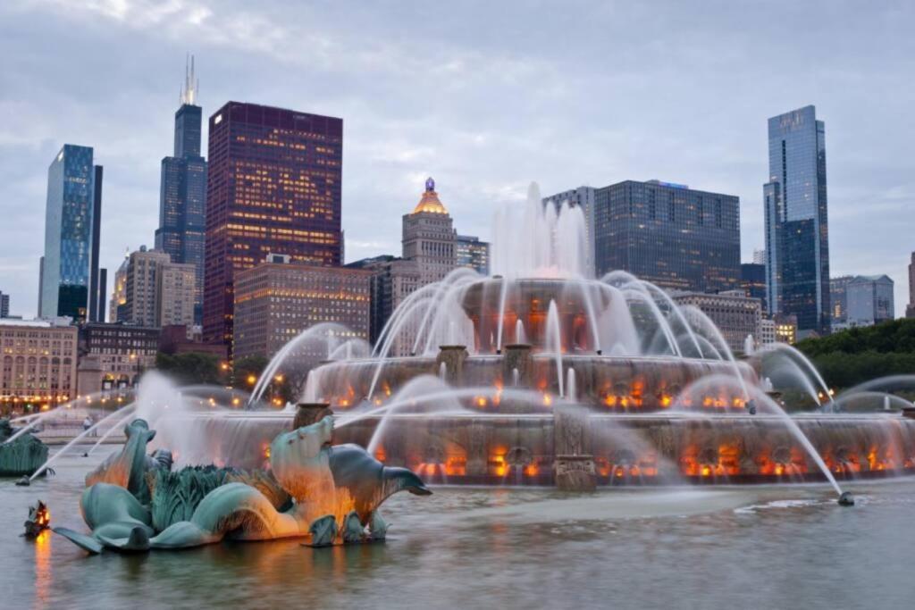 Spacious 2Br Vacation Rental With City View, Optional Parking And Gym Near Mccormick Place & Downtown Chicago Attractions エクステリア 写真