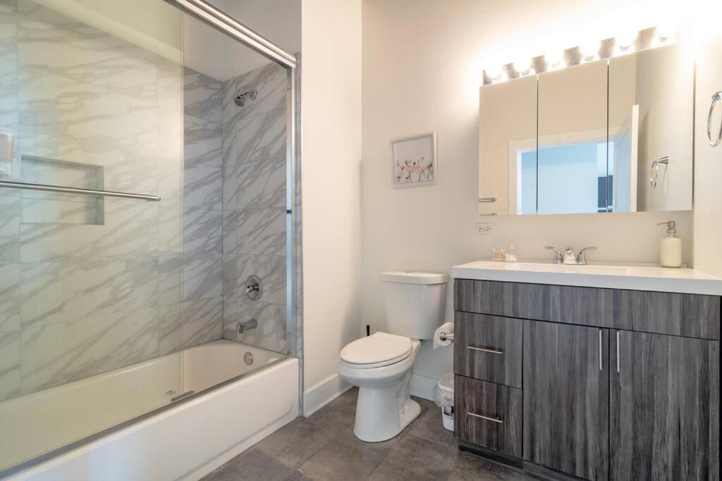Spacious 2Br Vacation Rental With City View, Optional Parking And Gym Near Mccormick Place & Downtown Chicago Attractions エクステリア 写真